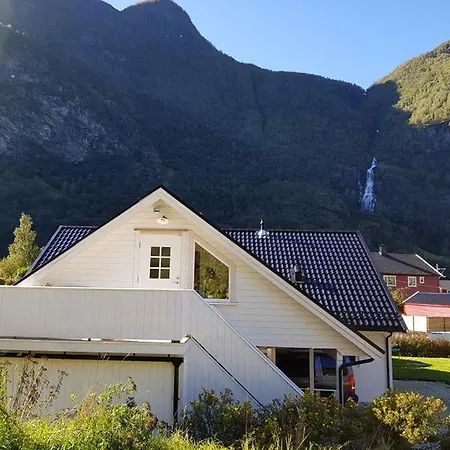 Bright And Cozy 1.5km From Centre Aurland