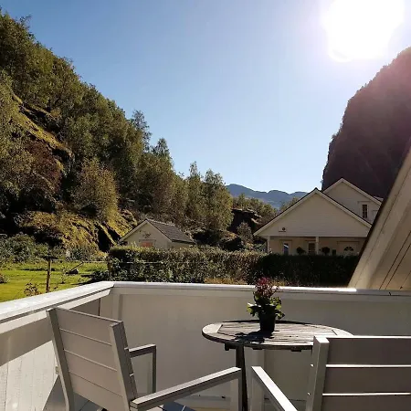 Bright And Cozy 1.5km From Centre Apartment Aurland