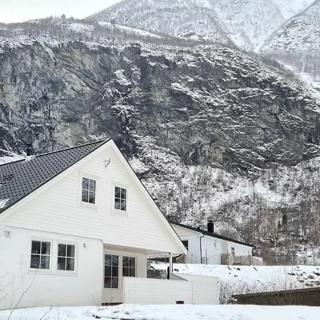 Bright And Cozy 1.5km From Centre Apartment *